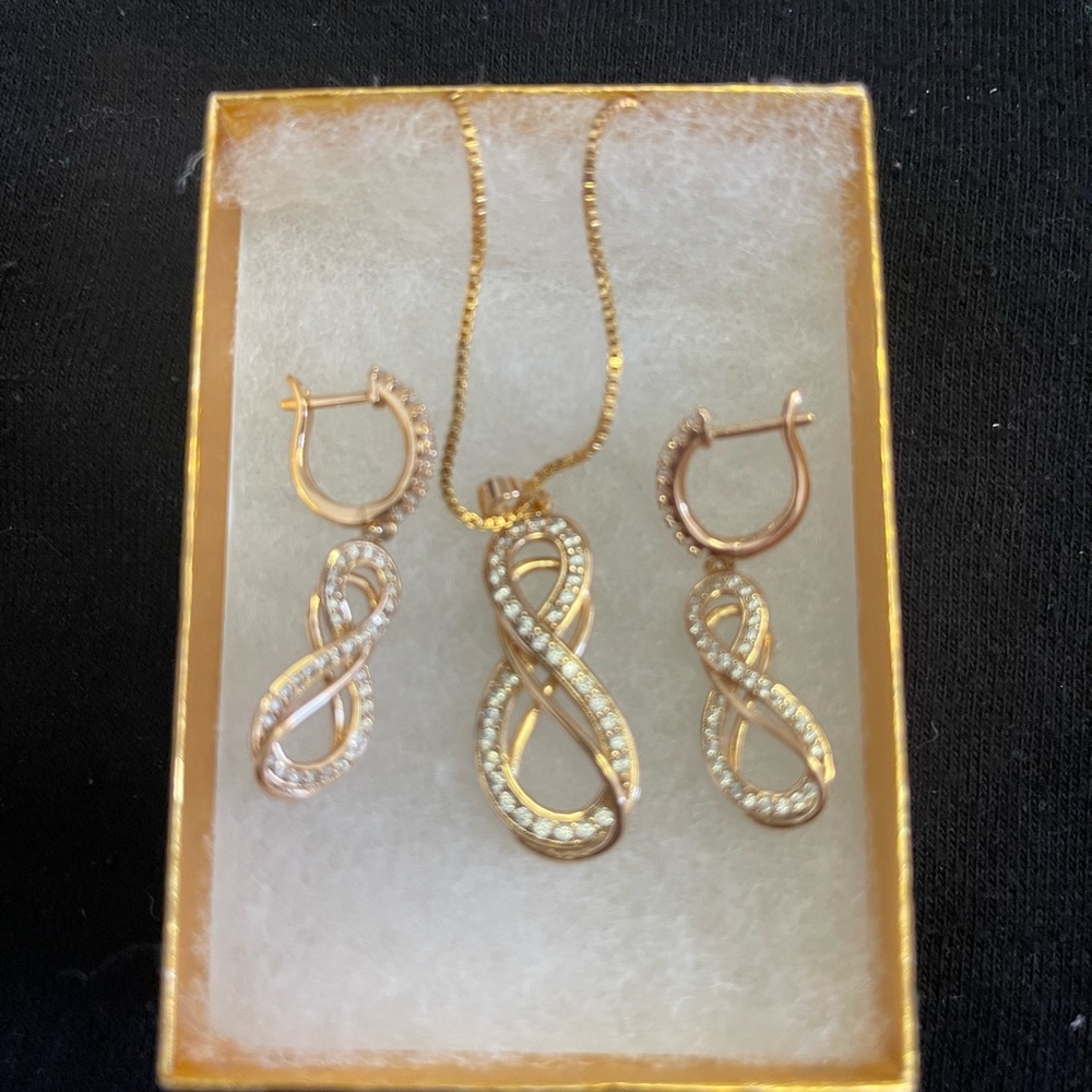 Cadena con dije y aretes símbolo infinito